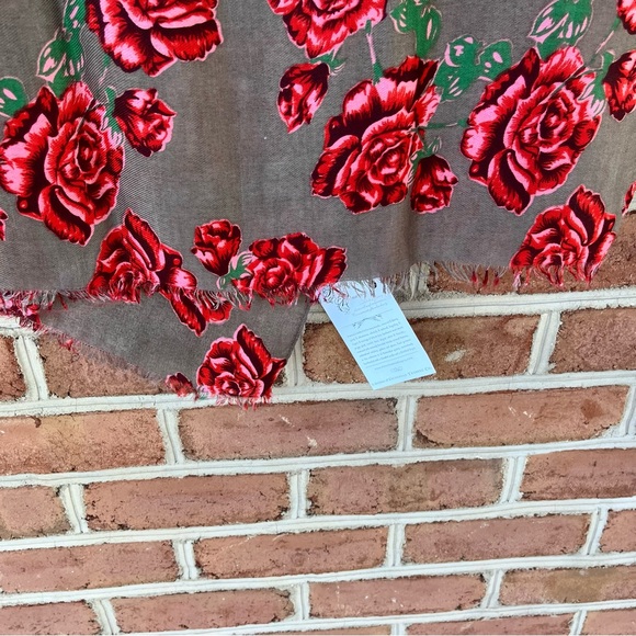 Floral with roses, Victorian scarf/shawl   New with tag - Picture 3 of 4